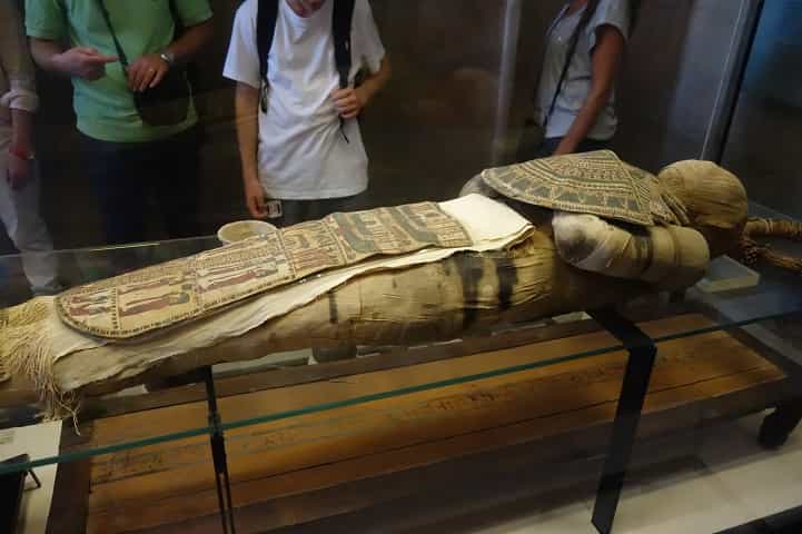 "Unveiling the Enigma: Exploring the Identity of the Ancient Egyptian Mummy Hidden Beneath the Mask" - news.tinnhanhtv.com