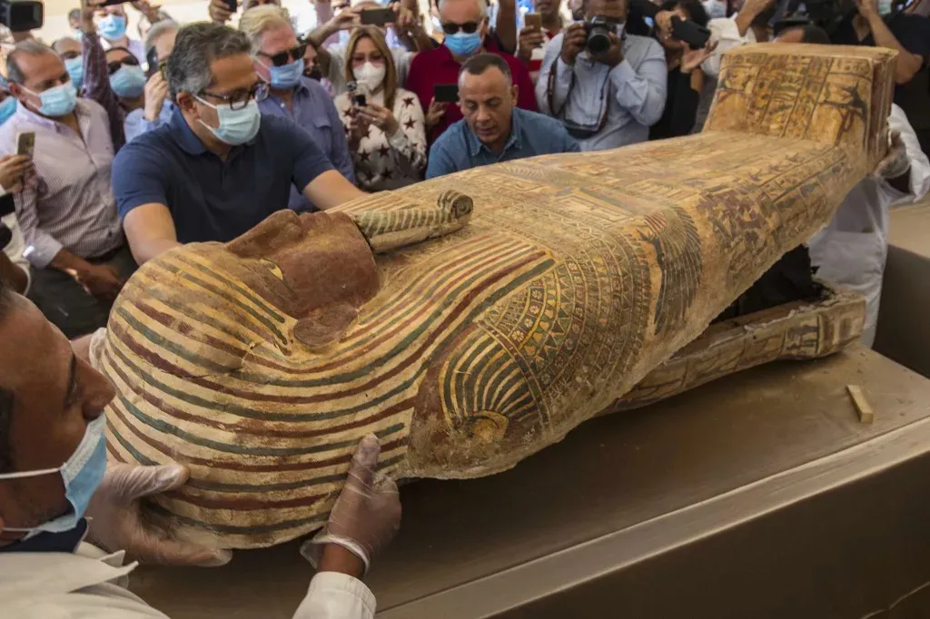 Revealing Mysteries of Egypt: Discovery of 13 Intact Coffins from Saqqara Burial Shaft, Dating Back 2500 Years. - news.tinnhanhtv.com