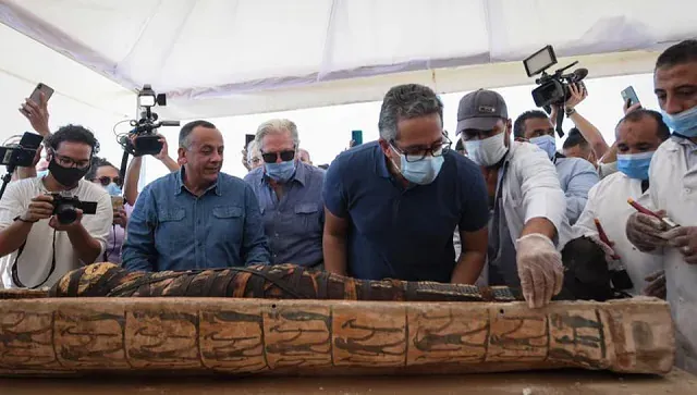 Revealing Mysteries of Egypt: Discovery of 13 Intact Coffins from Saqqara Burial Shaft, Dating Back 2500 Years. - news.tinnhanhtv.com
