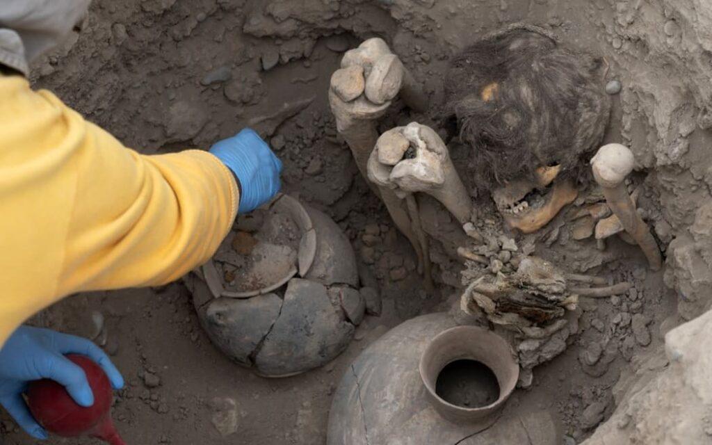 Archaeologists Discovered The 1,000-year-old Mummy In A Sitting Position Holding Two Ancient Treat Jars - Mnews