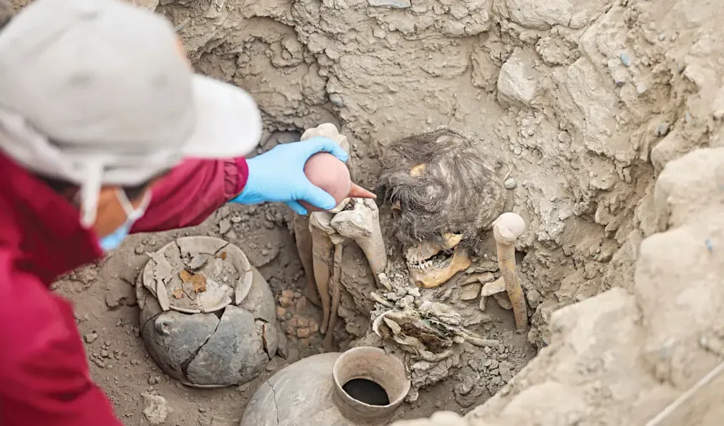 Archaeologists Discovered The 1,000-year-old Mummy In A Sitting Position Holding Two Ancient Treat Jars - Mnews