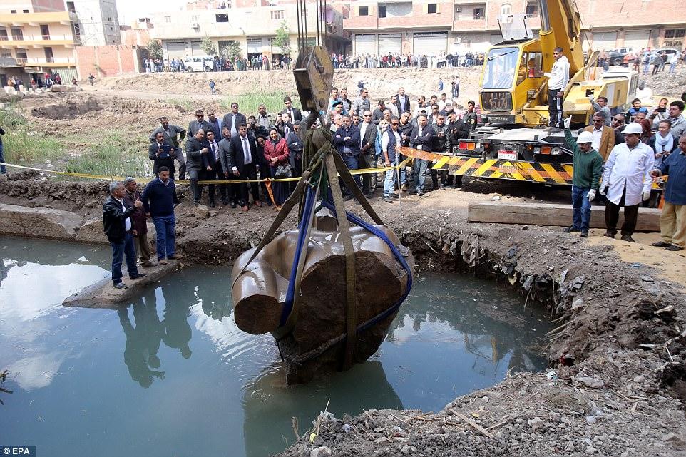 In Cairo, archaeologists unearth a 3,000-year-old Egyptian Pharaoh statue, hailed as “one of the most significant findings in history,” from a muddy ditch